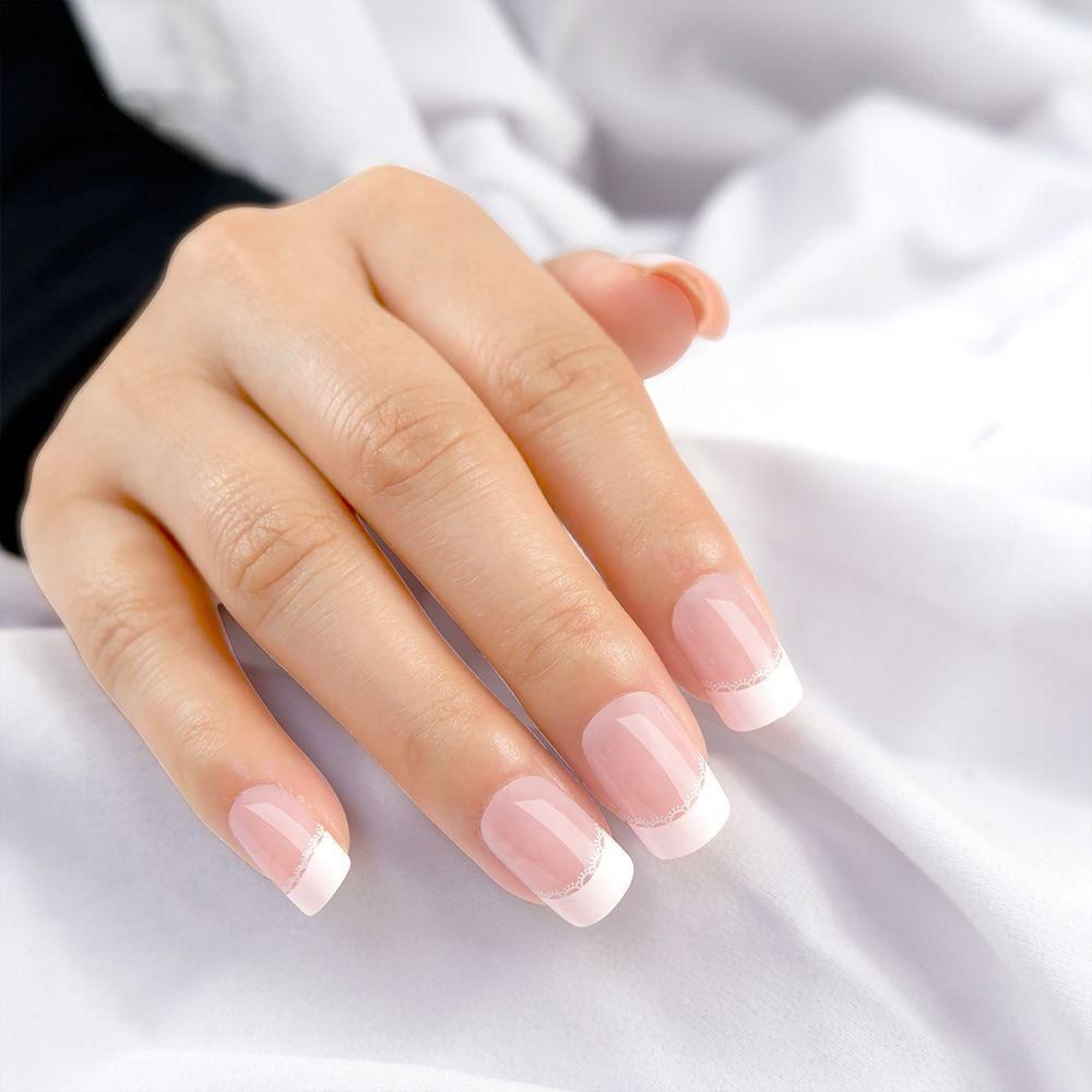 Classic French Tip Nails: Subtle Elegance